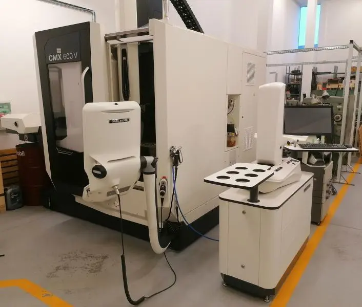 Megmunk&aacute;l&oacute; k&ouml;zpont &eacute;s szersz&aacute;mbem&eacute;rő